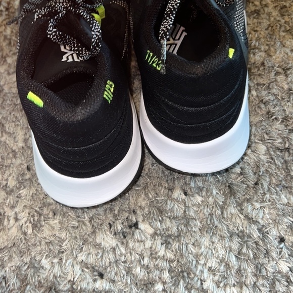 Labron Nike Shoes - Picture 3 of 4